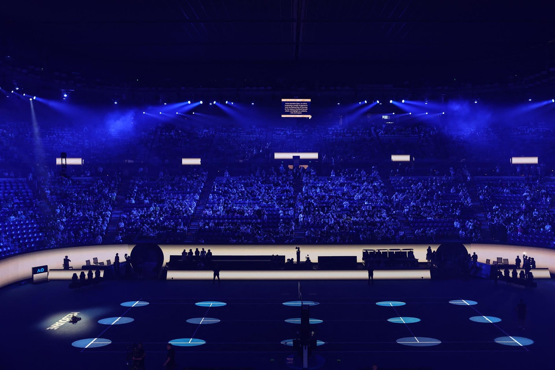 Un ramo de flores (izq., abajo) descansa sobre la cancha del Rod Laver Arena durante un minuto de silencio en memoria de las víctimas del tiroteo de Bondi, durante el Día Nacional de Luto, el quinto día del Abierto de Australia, en Melbourne, el 22 de enero de 2026. (Foto de Izhar Khan / AFP)