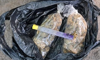 Durante el arresto en Sonsonate, la Policía Nacional Civil decomisó marihuana, un teléfono celular, dinero en efectivo y la motocicleta del detenido. (Cortesía: Policía Nacional Civil)