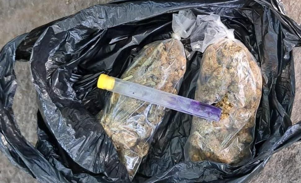 Durante el arresto en Sonsonate, la Policía Nacional Civil decomisó marihuana, un teléfono celular, dinero en efectivo y la motocicleta del detenido. (Cortesía: Policía Nacional Civil)
