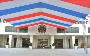 El proyecto aprobado modifica licencias y vacaciones, pero mantiene sin cambios el régimen de cesantía laboral tras intensas discusiones. (Foto: Senado República Dominicana)