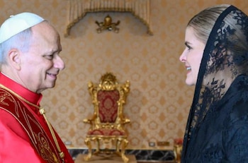 El papa León XIV y la presidente de Costa Rica, Laura Fernández Delgado, durante la audiencia privada celebrada en el palacio apostólico de la Ciudad del Vaticano (Cortesía: Presidencia de la República CR).
