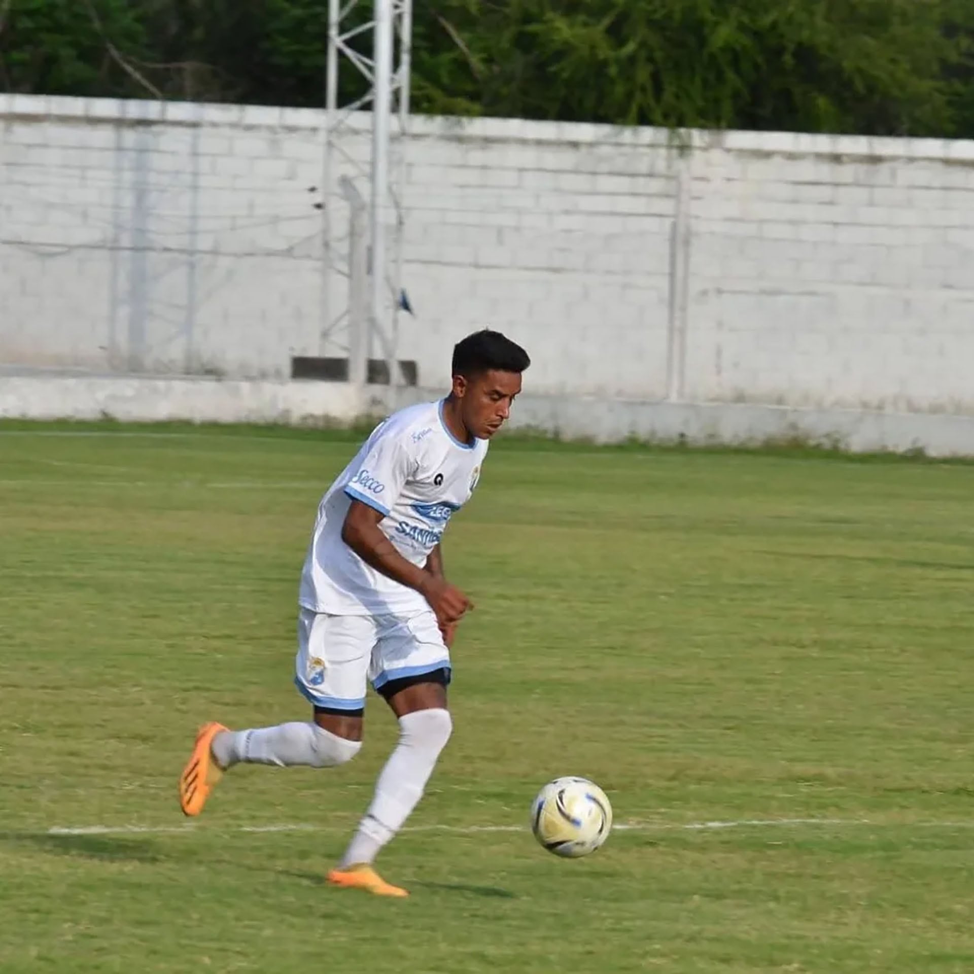 Sus últimos partidos oficiales los jugó con la casaca de Central Argentino de La Banda, Santiago del Estero