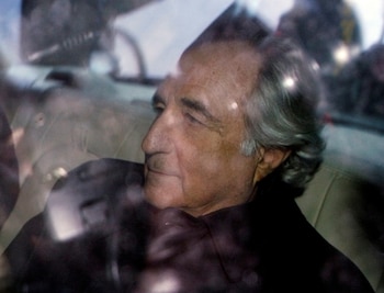 Bernard Madoff es escoltado en