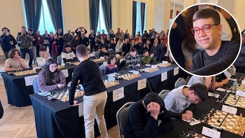 Faustino Oro deslumbró en una exhibición de ajedrez: ganó una partida simultánea contra una selección de 25 jugadores