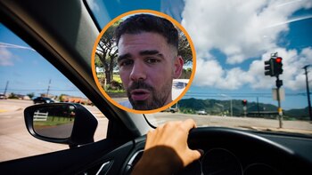 Un mecánico explica en un