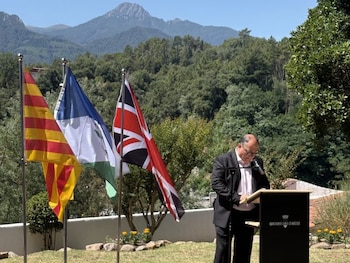 El alcalde de Arbúcies recibe a la British Empire Medal. (AYUNTAMENT D'ARBÚCIES).