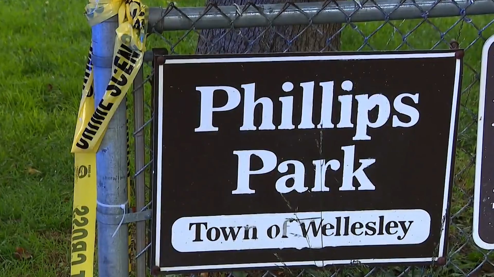 El ataque ocurrió en el parque Phillips de Wellesley, donde padre e hijo jugaban al fútbol y conversaban antes del apuñalamiento