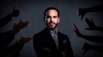 Abelardo de la Espriella. Seis manos lo rodean. A la izquierda: pulgar arriba y dos manos aplaudiendo. A la derecha: pulgar abajo y dos manos que rechazan.