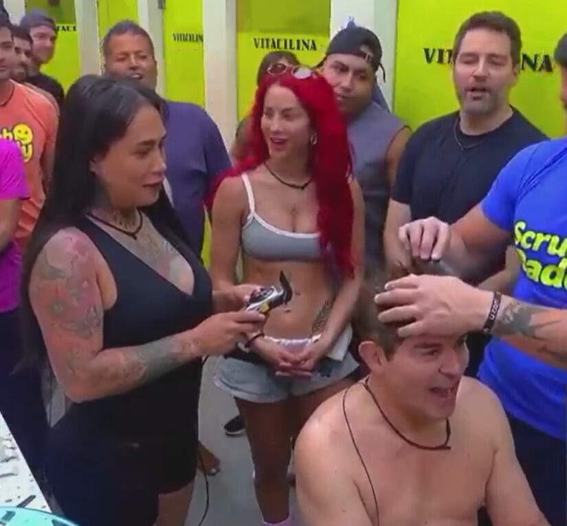 Ernesto Laguardia cumple su promesa y se corta el cabello frente a sus compañeros (Captura de pantalla )