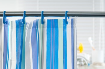 Las cortinas de ducha ya no son tendencia en 2026. (Magnific)