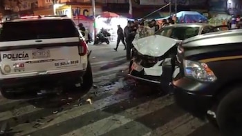 Conductora choca contra patrullas del