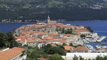 310 metros de casco medieval, una catedral con mezcla de estilos y un reloj lunar: así es Korčula, la isla que asegura ser cuna de Marco Polo