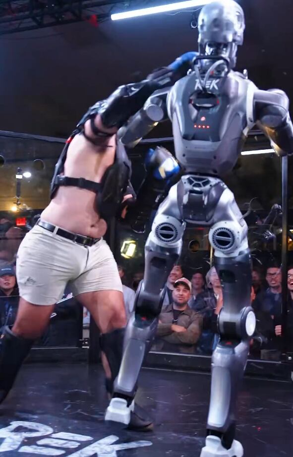 Frankie LaPenna peleó contra un robot humanoide de casi 1,83 metros en una jaula de San Francisco y cayó al suelo después de recibir un impacto. (X: frankie_lapenna)