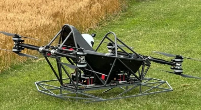 Con baterías de litio intercambiables en menos de dos minutos, el prototipo apunta a una autonomía de entre 25 y 30 minutos por carga