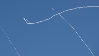 Fragmentos de un misil iraní derribado desatan un gran incendio en una planta química del sur de Israel