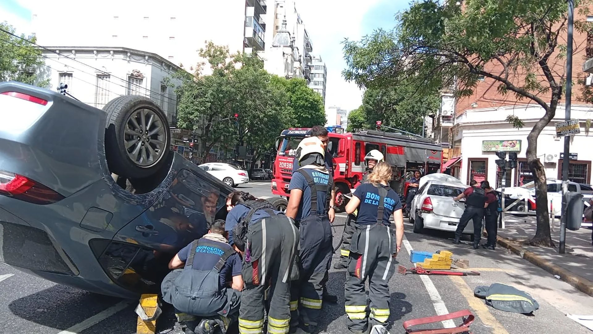 Las víctimas del choque en San Cristóbal recibieron atención del SAME y fueron trasladadas al Hospital Ramos Mejía sin heridas graves (NA)