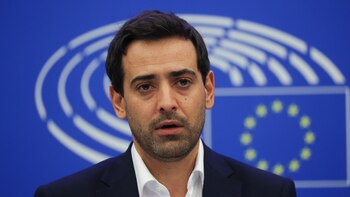 Líder liberal europeo descarta ser muleta de alianza a la derecha en la próxima Eurocámara