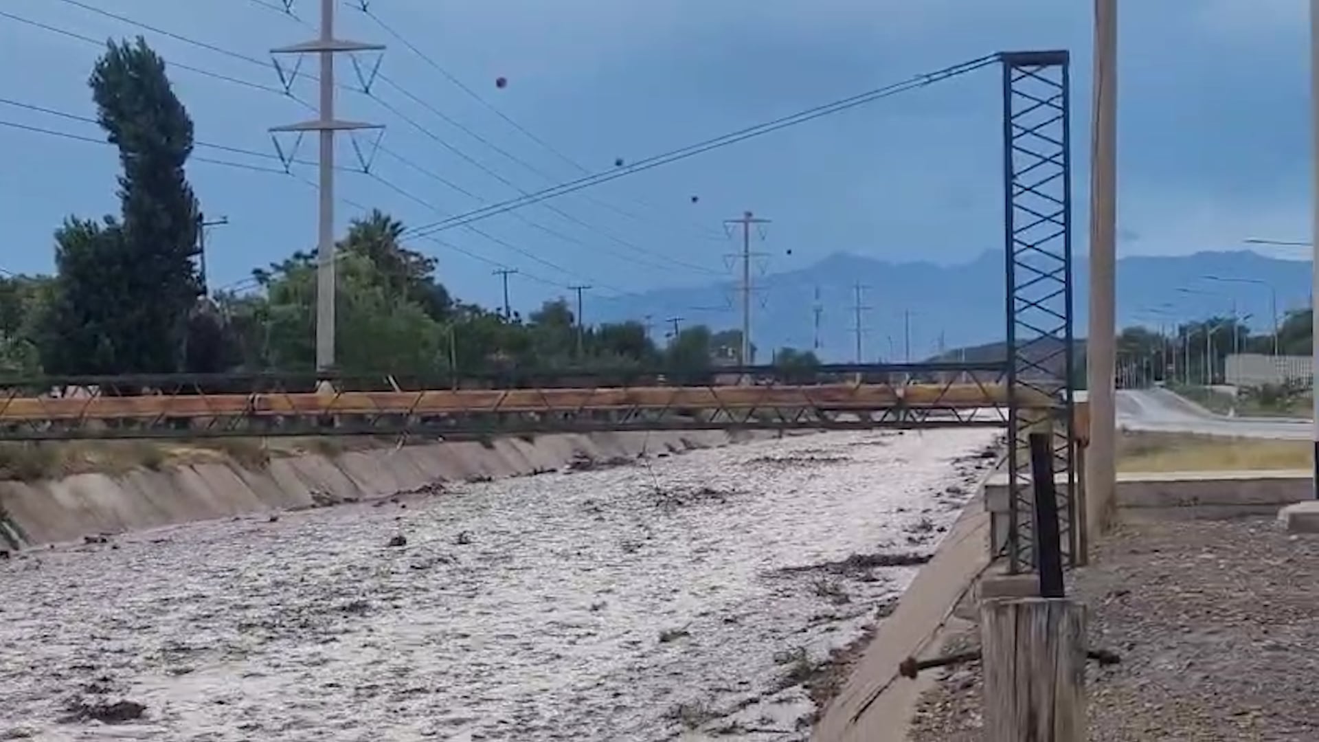 Testigos registran en videos la fuerza de la corriente durante el temporal que afectó varios sectores de la ciudad de Mendoza