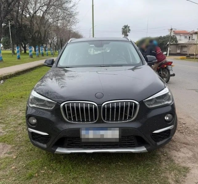El Comando Radioeléctrico provincial siguió al BMW durante 11 kilómetros y detuvo al sospechoso en el cruce de la ruta 33 y bulevar Villarino, en Zavalla.