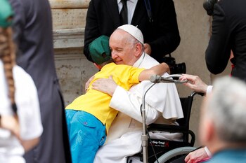 El papa Francisco abraza a