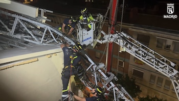 Así han retirado los bomberos una antena de 20 metros que se cayó sobre un edificio en Madrid sin dejar heridos