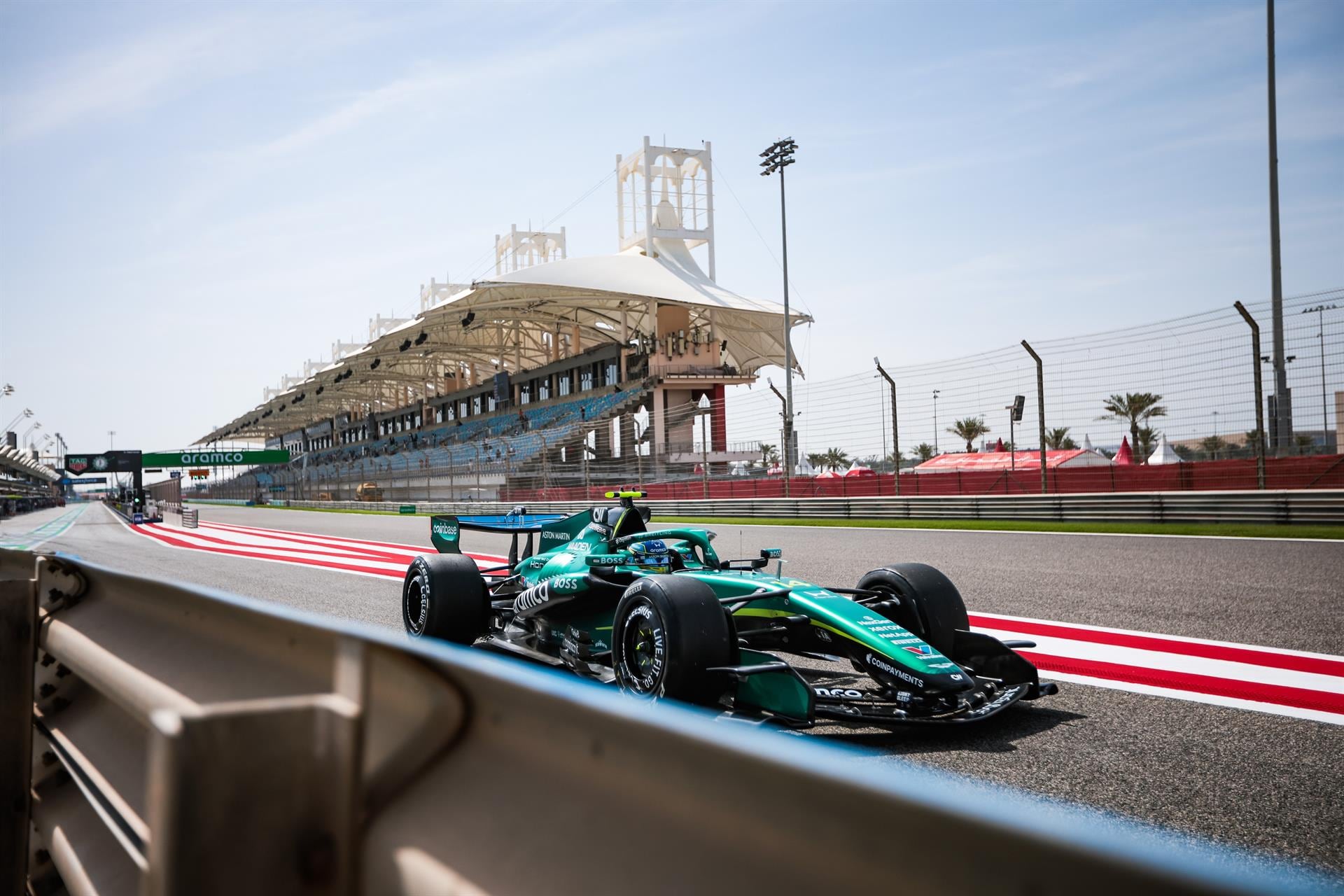 Fernando Alonso tuvo problemas con el Aston Martin durante el jueves y Lance Stroll apenas pudo sumar 6 vueltas el viernes