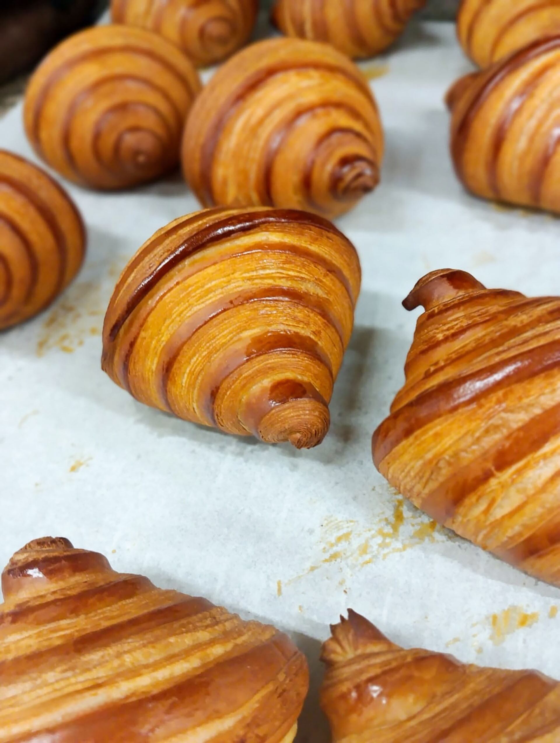 El paquete incluye dos pasteles artesanales y un arreglo floral, destacando la esencia del romance francés (@guillotinebakery)