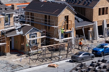 La construcción de viviendas unifamiliares en Estados Unidos cayó 9,9% en julio y marcó su nivel más bajo desde noviembre de 2022 (REUTERS/Mike Blake)