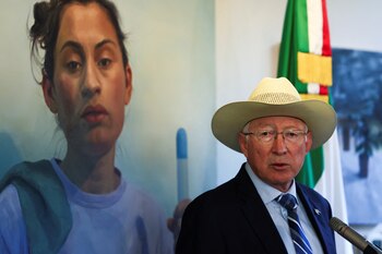 El embajador Ken Salazar ofreció