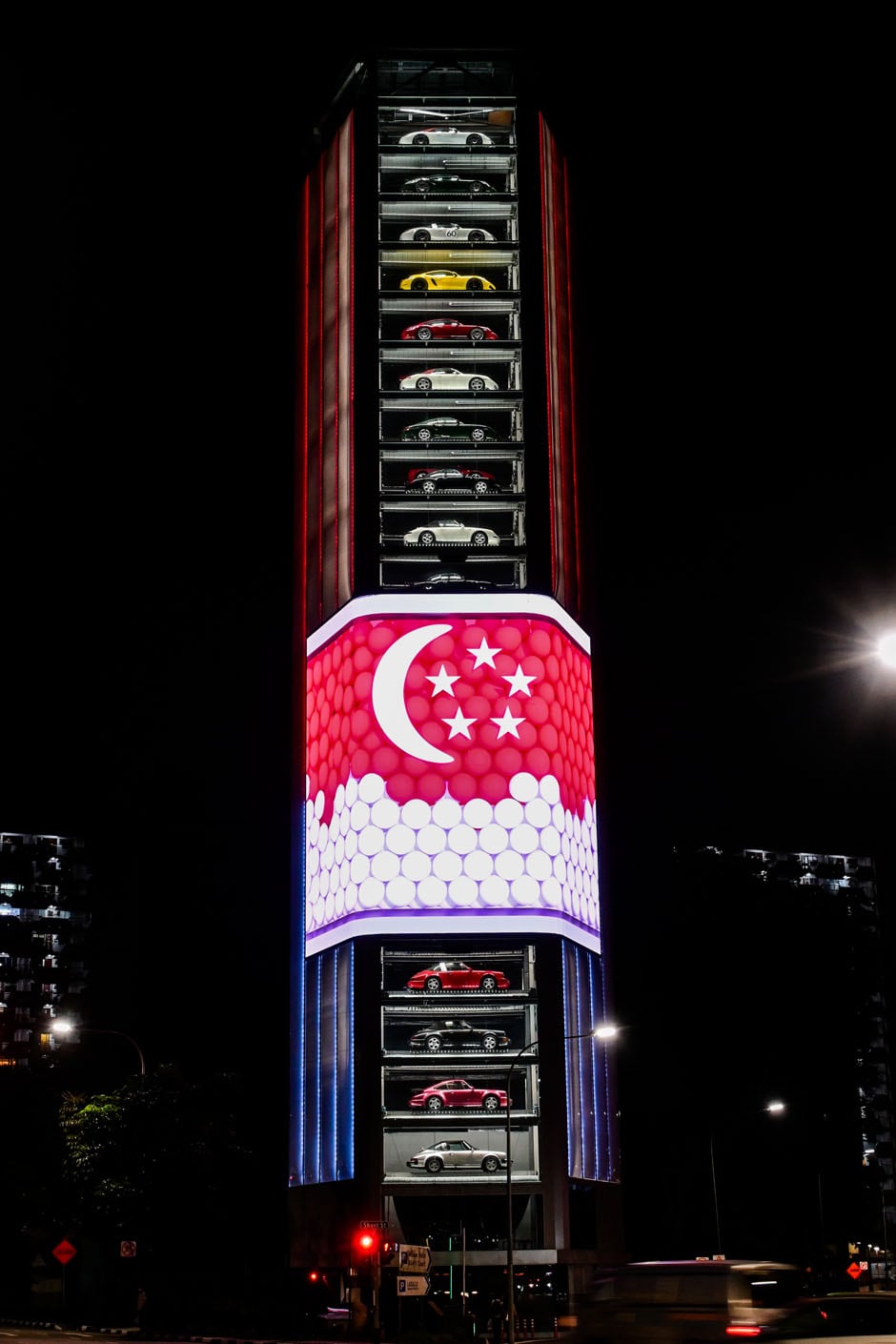 Inaugurado a inicios de 2022, el edificio no se orienta a la venta directa de vehículos, sino a la experiencia de marca y los eventos.