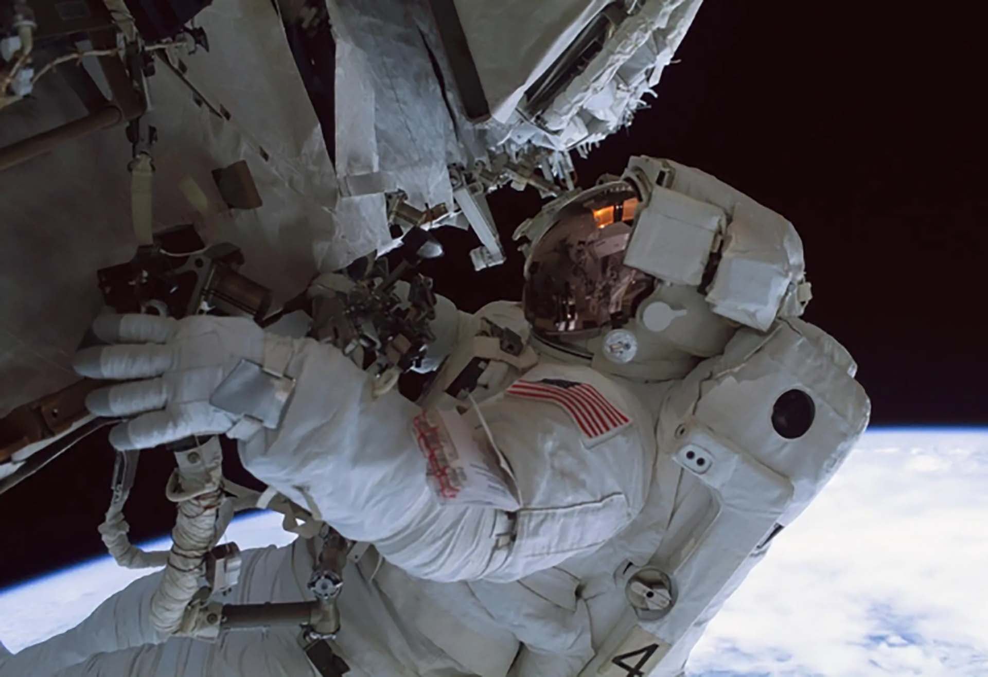 El entorno espacial combina microgravedad y radiación ionizante dos factores que generan estrés celular y afectan procesos biológicos fundamentales (NASA)