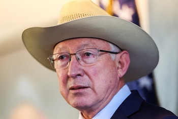 Imagen del embajador Ken Salazar durante una conferencia de prensa en la Ciudad de México en noviembre de 2024. (REUTERS/Raquel Cunha)