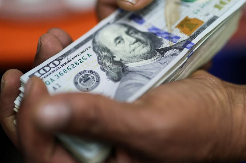 El dólar estadounidense alcanzó los 101 puntos, por lo que marcó su cuarta semana consecutiva de ganancias - crédito REUTERS