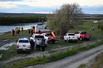 Agentes a caballo y en cuatriciclos recorren la costa del río como parte del operativo coordinado por la Policía de Santa Cruz, Protección Civil y Gendarmería Nacional