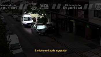 Video: intentó ingresar a robar a una casa, fue sorprendido por la dueña y se quiso esconder debajo de un auto