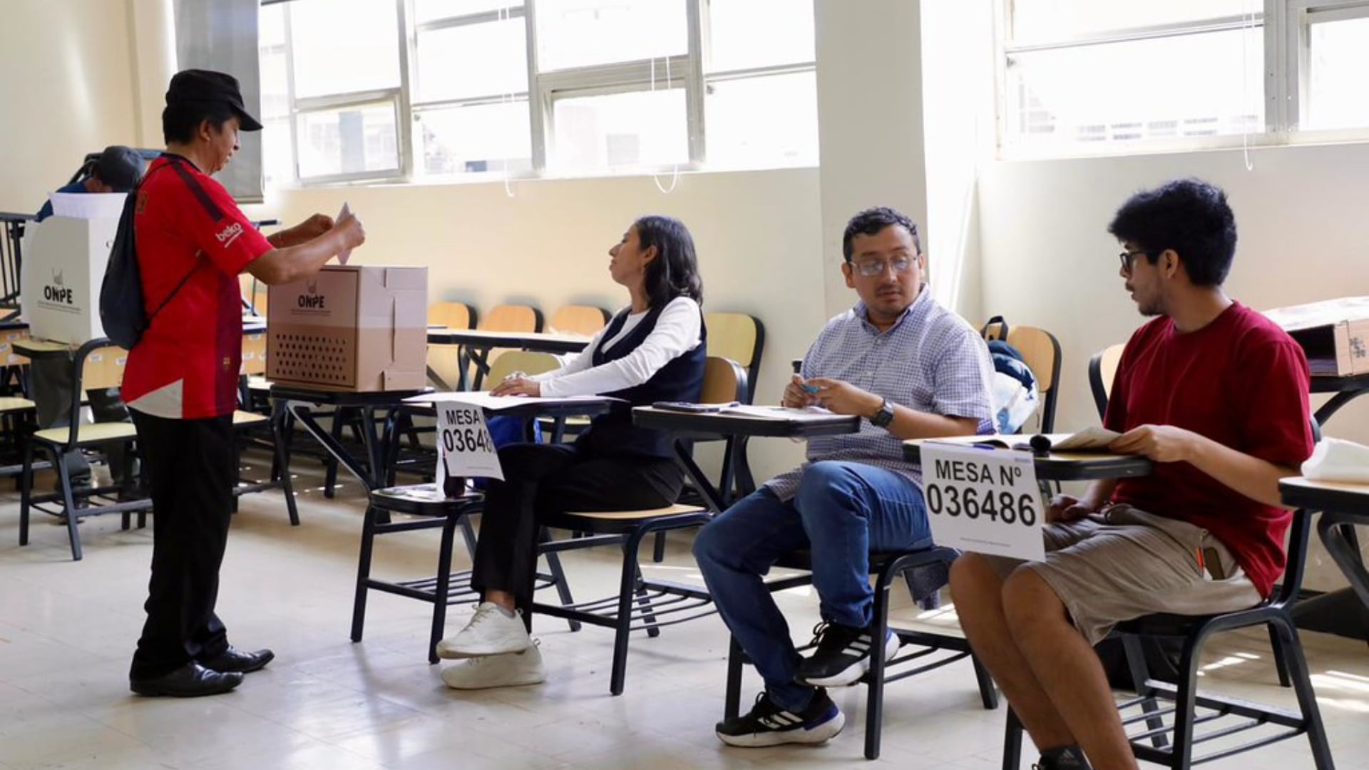 Ciudadanos peruanos depositan sus votos en una mesa de sufragio, supervisados por miembros de la mesa, durante las elecciones generales en Perú. (Foto: ONPE)