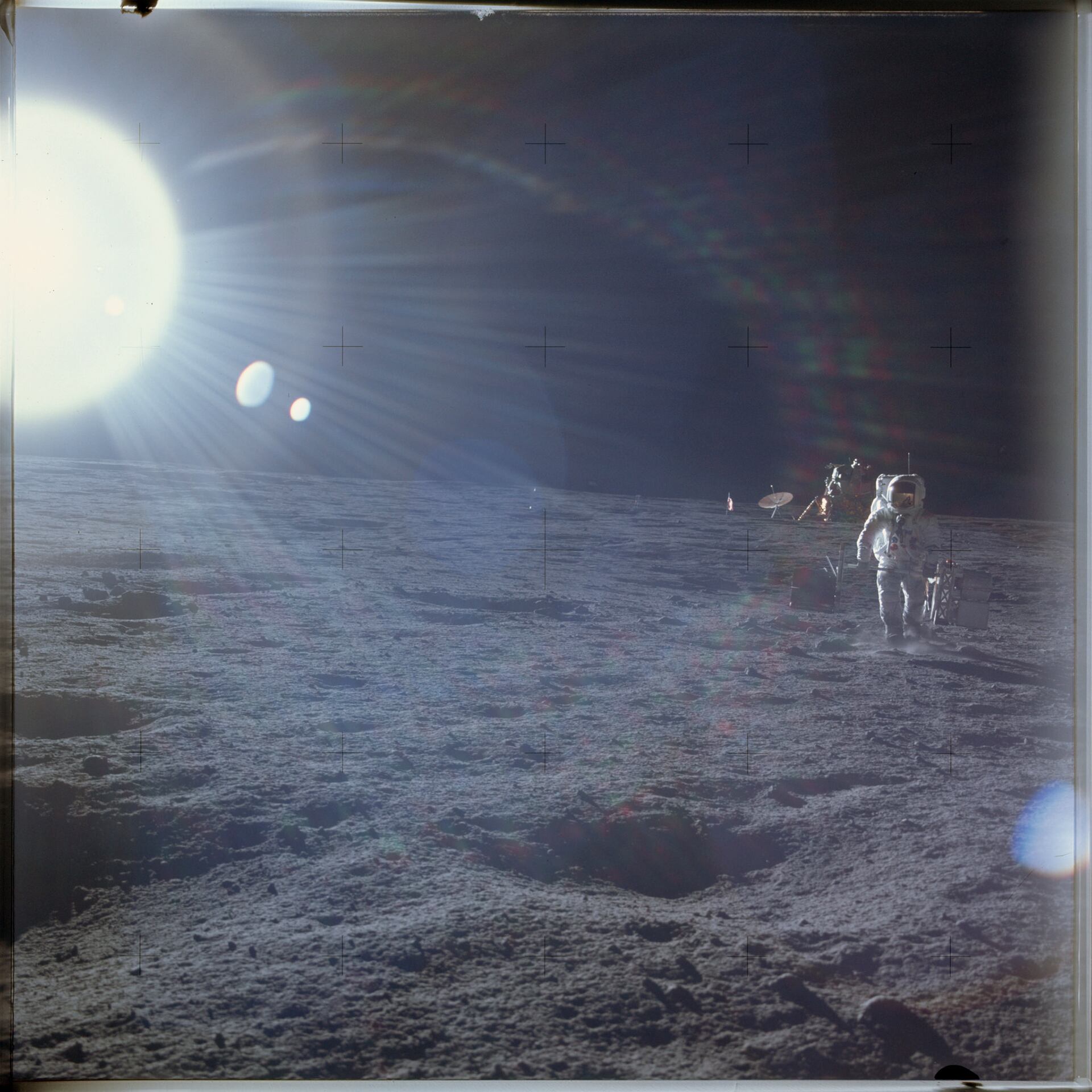 El piloto del módulo lunar Alan L. Bean realizando experimentos científicos durante la misión Apolo 12, en 1969. Luego, en 1973, integraría la segunda tripulación del Skylab (Reuters)
