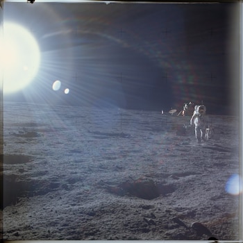 El piloto del módulo lunar Alan L. Bean realizando experimentos científicos durante la misión Apolo 12, en 1969. Luego, en 1973, integraría la segunda tripulación del Skylab (Reuters)