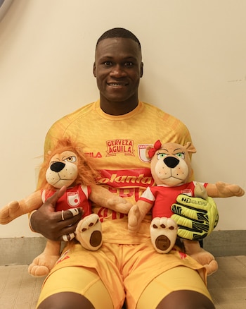 Weibmar Asprilla ha jugado más de 20 partidos con Santa Fe entre 2025 y 2026 - crédito Santa Fe
