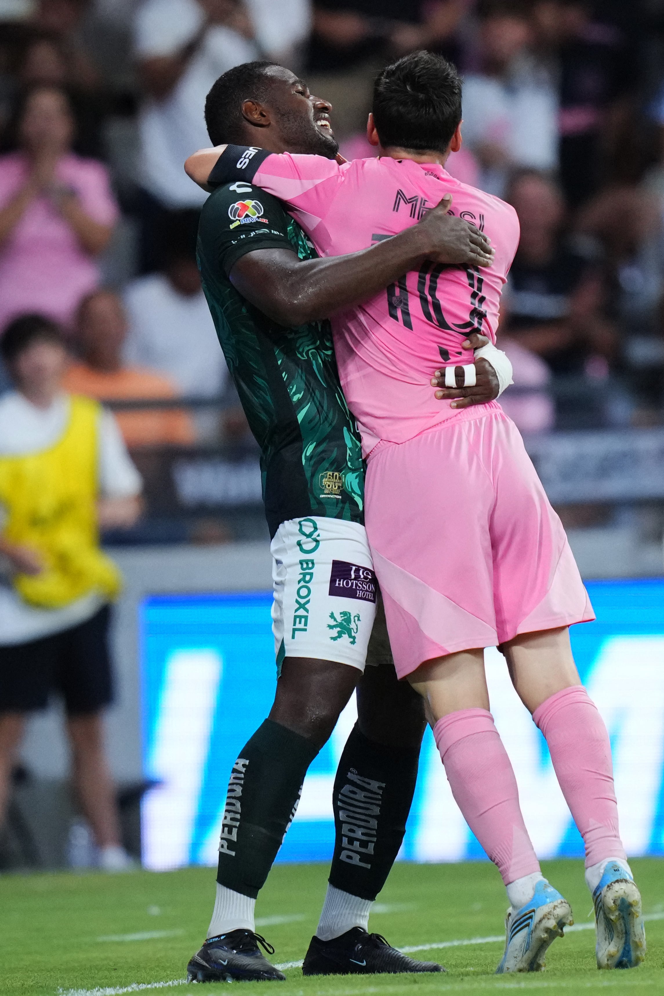 El abrazo de Romaña a Messi (Photo by Rich Storry / GETTY IMAGES NORTH AMERICA / Getty Images via AFP)