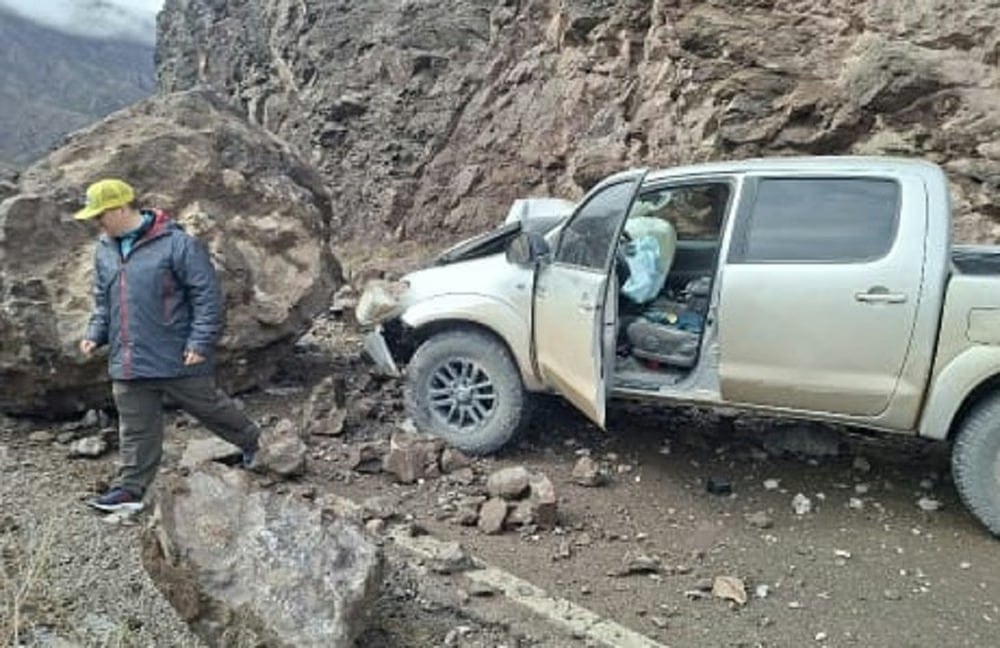 La empresa Caminos del Aconcagua habilitó un paso provisorio con una retroexcavadora para evacuar los vehículos varados