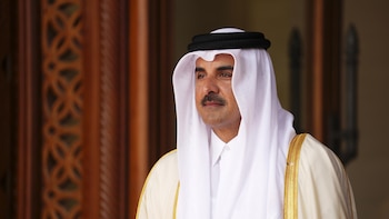 El emir de Qatar aborda