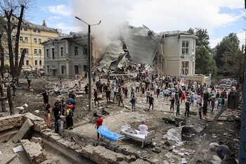 Rescatistas trabajan en el Hospital