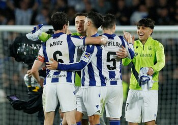 Los jugadores se abrazan para