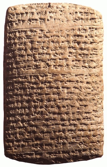 Una tableta rectangular de arcilla con bordes redondeados, cubierta de inscripciones cuneiformes en múltiples líneas horizontales