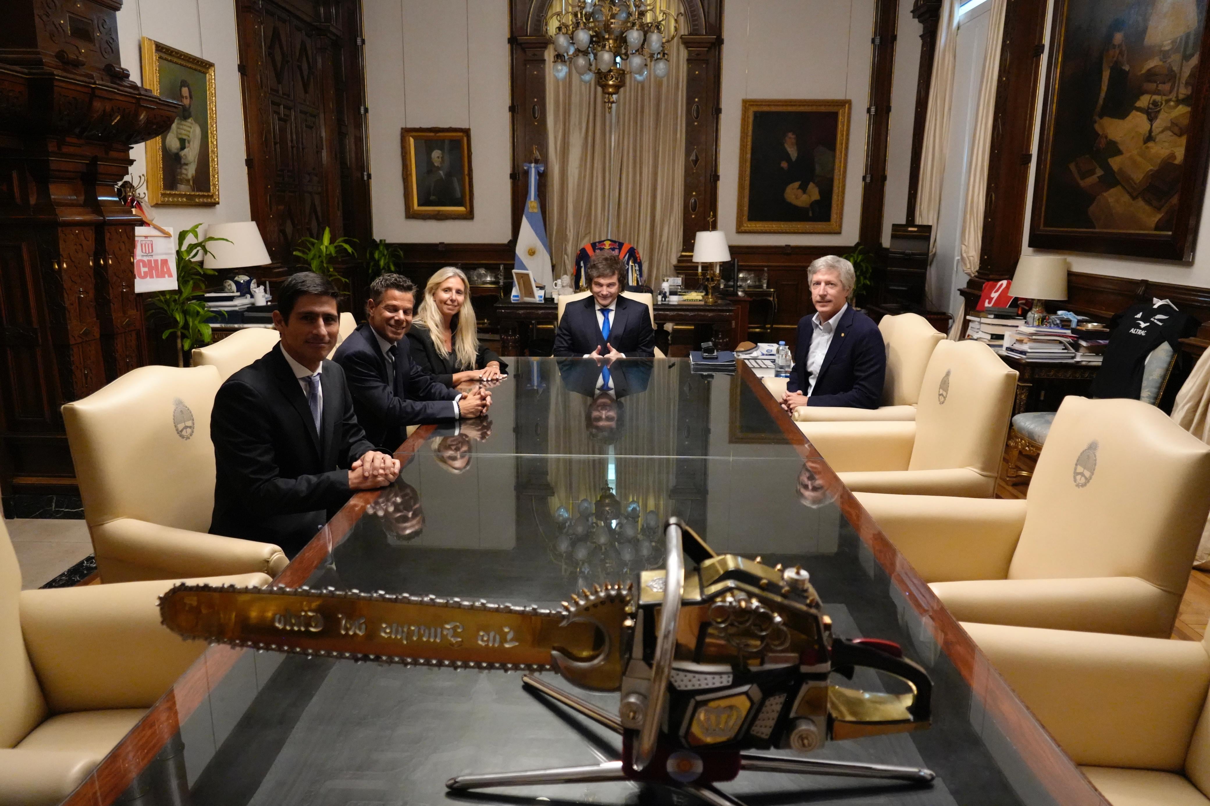 El presidente Javier Milei se reunió con la gerente general de Visa Argentina, Gabriela Renaudo, otros ejecutivos de la compañía y el presidente del Banco Central, Santiago Bausili, en una mesa de trabajo. (Casa Rosada)