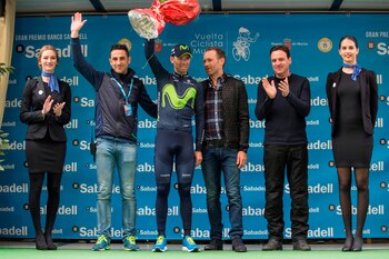 El masajista Juan Carlos Escámez (2ºi), junto a los ciclistas del equipo Movistar Team, Alejandro Valverde (3i), y José Joaquín Rojas (3d), y al presidente de la Federación Murciana de Ciclismo, Sergio Martínez (2d). EFE/Marcial Guillén/Archivo
