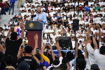 Nayib Bukele, presidente de El Salvador anuncia 50 mil becas para estudiantes en 2026