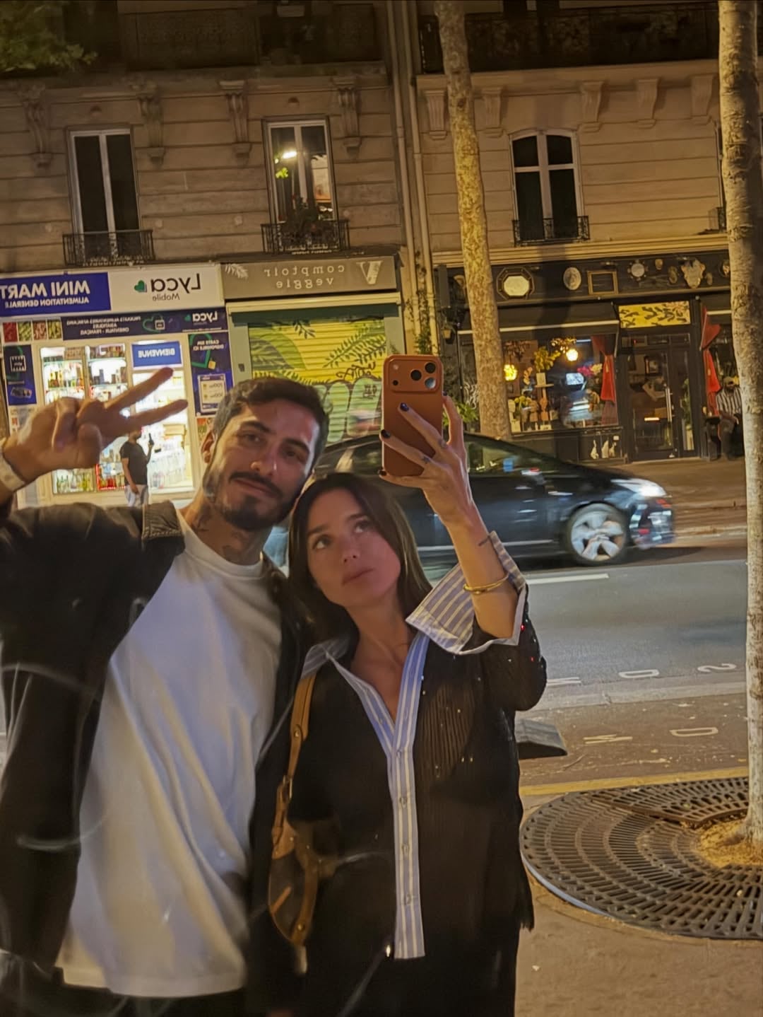Lucía y Nicolás posan juntos en una calle iluminada de París