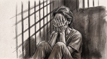 Ilustración en blanco y negro de un hombre sentado en el suelo de una celda que se cubre el rostro con las manos cerca de los barrotes.